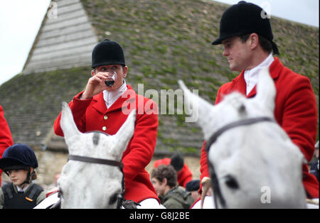 La chasse Avon Vale se réunit dans le village de Lacock dans le Wiltshire pour la chasse annuelle du lendemain de Noël. Banque D'Images