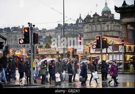 Les amateurs de shopping matinaux le long de Princes Street lors des ventes du lendemain de Noël à Édimbourg. Banque D'Images