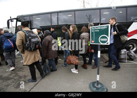 La gare de East Grinstead dans le Sussex, car les gens embarquent dans un service de remplacement de train de correspondance entre East Grinstead et l'aéroport de Gatwick, en raison de la non-exploitation de Gatwick Express depuis Londres pendant la période de fêtes. Banque D'Images