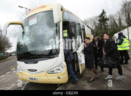 Les gens s'embarquent dans un service de bus de remplacement de train reliant East Grinstead à l'aéroport de Gatwick, en raison de l'absence de service Gatwick Express depuis Londres pendant les fêtes. Banque D'Images