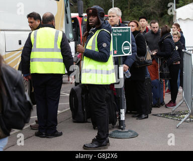 La gare de East Grinstead dans le Sussex, car les gens embarquent dans un service de remplacement de train de correspondance entre East Grinstead et l'aéroport de Gatwick, en raison de la non-exploitation de Gatwick Express depuis Londres pendant la période de fêtes. Banque D'Images