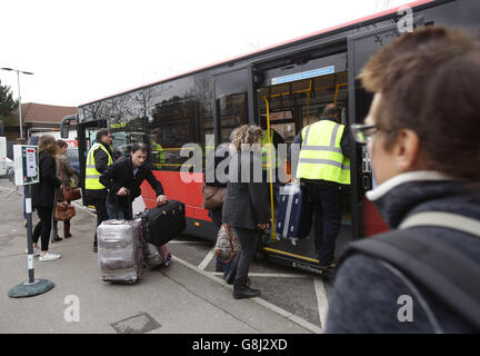 La gare de East Grinstead dans le Sussex, car les gens embarquent dans un service de remplacement de train de correspondance entre East Grinstead et l'aéroport de Gatwick, en raison de la non-exploitation de Gatwick Express depuis Londres pendant la période de fêtes. Banque D'Images