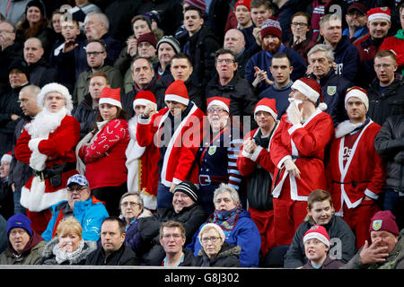 Hull City v Burnley - Championnat Sky Bet - KC Stadium.Les fans de Burnley portent des tenues de père noël lors du match du championnat Sky Bet au KC Stadium, à Hull. Banque D'Images