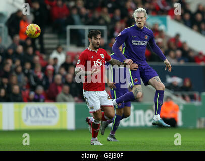 Bristol City et Charlton Athletic - Sky Bet Championship - Ashton Gate.Marlon Pack de Bristol City (à gauche) et Simon Makienok de Charlton Athletic (à droite) se disputent le ballon Banque D'Images