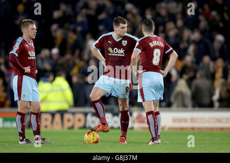 Hull City v Burnley - Championnat Sky Bet - KC Stadium.Sam Vokes (au centre) de Burnley, Dean Marney et Rouwen Hennings apparaissent découragés lors du match du championnat Sky Bet au KC Stadium, à Hull. Banque D'Images