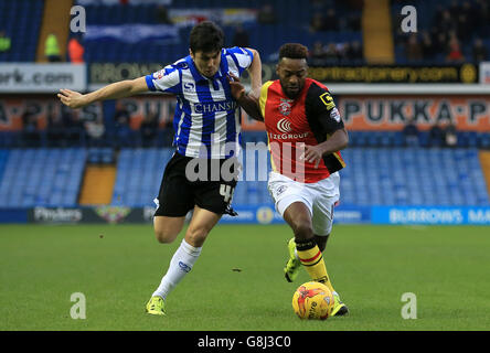 Fernando Forestieri de Sheffield Wednesday, (à gauche) batailles pour la possession du ballon avec Jacques Maghoma de Birmingham City, (à droite) Banque D'Images