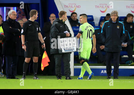 Sergio Aguero de Manchester City (deuxième à droite) passe devant le directeur Manuel Pellegrini (à droite) et appelle au quatrième officiel après qu'il a été remplacé par le poney de Wiltimed lors du match de la Barclays Premier League au King Power Stadium de Leicester. Banque D'Images