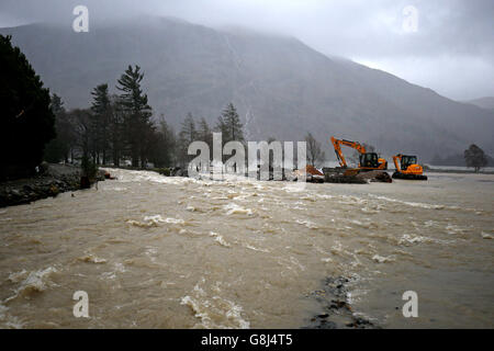 Vue sur une route inondée à Ullswater à Glenridding, en Cumbria, alors que Storm Frank commence à frapper le Royaume-Uni sur sa route vers les zones frappées par les inondations. Banque D'Images