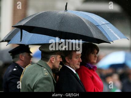 Taoiseach Enda Kenny (deuxième à droite) avec Tanaiste Joan Burton (à droite) lors du premier grand événement marquant le centenaire de la montée de 1916, au château de Dublin en Irlande. Banque D'Images