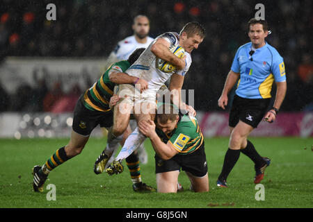 Gareth Steenson, chef de l'Exeter, est attaqué par Lee Dickson (à gauche) et Dylan Hartley (à droite) de Northampton Saints lors du match Aviva Premiership aux Franklin's Gardens, à Northampton. Banque D'Images