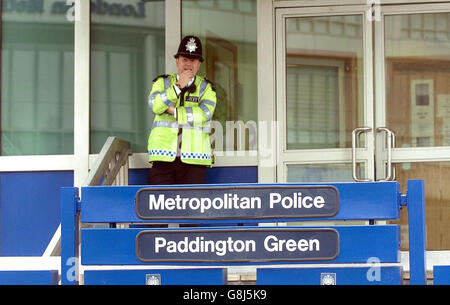 Un policier solitaire se tient à l'extérieur du poste de police de Paddington Green, où certains des 21/7 suspects de bombe sont détenus. Banque D'Images