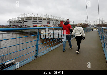 Les fans arrivent pour le championnat Sky Bet au stade Riverside, à Middlesbrough. Banque D'Images