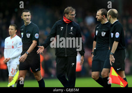 Jurgen Klopp, directeur de Liverpool, parle avec l'arbitre Robert Madley (deuxième à droite) après le coup de sifflet final du match de la Barclays Premier League à Upton Park, Londres. Banque D'Images