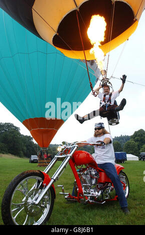 Ian Ashpole porte un ballon à benne spécialement commandé sur son dos tout en profitant d'une promenade matinale en tant que passager de pilolion sur un broyeur avec le motard Richard McManus, lors de la Bristol International Balloon Fiesta, sponsorisée par Discovery Channel, à Ashton court. Banque D'Images