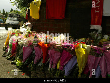 Des hommages floraux et des maillots de football marquent l'endroit où Anthony Walker, 18 ans, a été assassiné vendredi soir dans la région de Huyton à Liverpool. La police a arrêté un deuxième suspect à la suite du meurtre de l'adolescent Anthony Walker. Banque D'Images