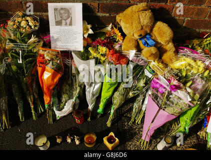 Les hommages floraux marquent l'endroit où Anthony Walker, 18 ans, a été assassiné vendredi soir dans la région de Huyton à Liverpool. La police a arrêté un deuxième suspect à la suite du meurtre de l'adolescent Anthony Walker. Banque D'Images