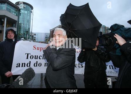 Le prédicateur évangélique James McConnell arrive au tribunal des magistrats de Belfast avant qu'il n'ait été jugé coupable de faire des remarques choquantes lors d'un sermon dans lequel il a décrit l'islam comme « hémathen » et « satanique ». Banque D'Images