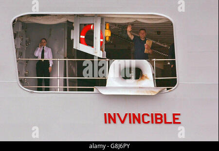 HMS Invincible voyage final - Le port de Portsmouth Banque D'Images