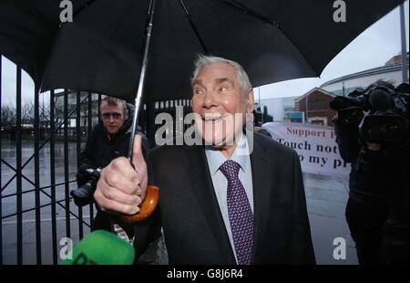 Le prédicateur évangélique James McConnell arrive au tribunal des magistrats de Belfast avant qu'il n'ait été jugé coupable de faire des remarques choquantes lors d'un sermon dans lequel il a décrit l'islam comme « hémathen » et « satanique ». Banque D'Images