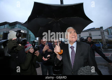 Le prédicateur évangélique James McConnell arrive au tribunal des magistrats de Belfast avant qu'il n'ait été jugé coupable de faire des remarques choquantes lors d'un sermon dans lequel il a décrit l'islam comme « hémathen » et « satanique ». Banque D'Images