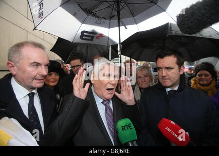 Le prédicateur évangélique James McConnell quitte le tribunal des magistrats de Belfast après avoir été jugé non coupable de faire des remarques choquantes lors d'un sermon dans lequel il a décrit l'islam comme « hémathen » et « satanique ». Banque D'Images