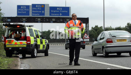 Norman Jacobs, l'un des nouveaux agents de la circulation de l'agence routière, sur la M23 à Surrey. L'Office commence à patrouiller 255 miles d'autoroute dans le sud-est de l'Angleterre, travaillant le long de Side police, aidant à contrôler les embouteillages et à gérer les incidents. Banque D'Images