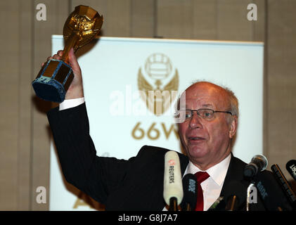 Greg Dyke, président de la FA, détient le Trophée Jules Rimet pendant le photocall au Royal Garden Hotel de Kensington. Banque D'Images