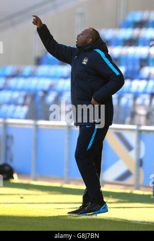 Manchester City Youth v Borussia Monchengladbach Youth - Ligue des jeunes de l'UEFA - Groupe D - City Academy Stadium.Patrick Vieira, entraîneur de Manchester City, fait des gestes sur la ligne de contact contre Borussia Monchengladbach. Banque D'Images