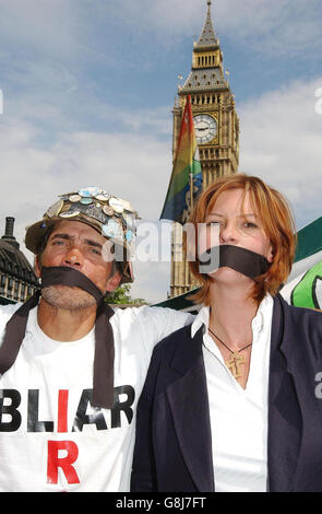 Brian Haw, manifestant contre la guerre, et Lauren Booth, demi-sœur de la femme du premier ministre, Cherie.La police a procédé aujourd'hui à au moins trois arrestations parmi des militants anti-guerre qui ont organisé une manifestation au mépris d'une nouvelle zone d'exclusion visant à interdire les manifestations contre le Parlement. Banque D'Images