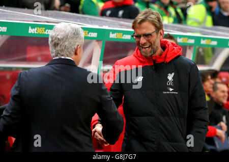 Mark Hughes, directeur de la ville de stoke (à gauche), se met à la main avec Jurgen Klopp, directeur de Liverpool, avant la coupe Capital One, demi-finale, match de la première jambe au Britannia Stadium, Stoke. Banque D'Images