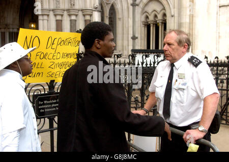 Veillée du Zimbabwe - Royal Courts of Justice Banque D'Images