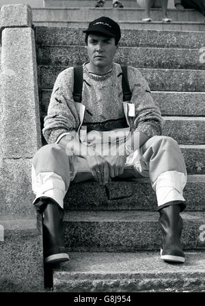 Chanteur principal du groupe pop Duran Duran, Simon le bon à Falmouth, toujours en vêtements de voile après son épreuve. Lui et son équipage ont été sauvés de la côte sud de Cornish, après son yacht maxi de 77 pieds, Drum, chaviré après le décollage de la quille pendant la course Fastnet. Banque D'Images