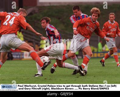 Stephane Henchoz, de Blackburn Rovers (à gauche), contrôle le ballon, sous la surveillance de Paul Warhurst (deuxième à gauche) et Andy Roberts (au centre) de Crystal Palace, et Garry Flitcroft (deuxième à droite) et Lars Bohinen (à droite) de Blackburn Rovers Banque D'Images