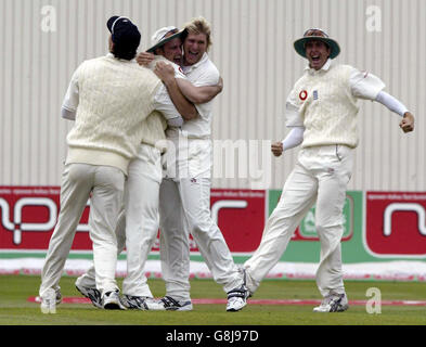 Andrew Strauss (deuxième à gauche) célèbre avec Matthew Hoggard et Michael Vaughan (R) après avoir pris le cricket de Matthew Hayden en Australie. Banque D'Images