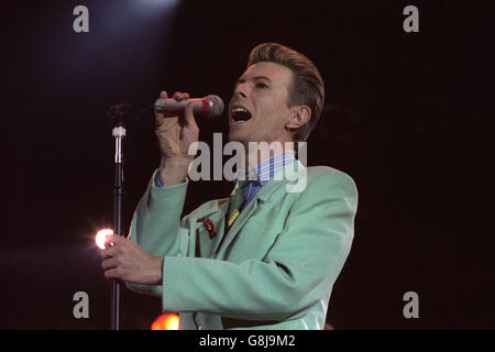 David Bowie sur scène pendant le concert Freddie Mercury Tribute pour la sensibilisation au sida au stade Wembley. Banque D'Images