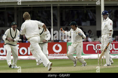 Ashley Giles en Angleterre montre sa déjection lorsqu'il se fait glisser par Matthew Hayden en Australie (caché) au large du bowling de Shane Warne. Banque D'Images