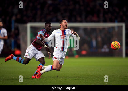 Idrissa Gueye (à gauche) d'Aston Villa et Joel Ward de Crystal Palace se battent pour le ballon lors du match de la Barclays Premier League à Villa Park, Birmingham. Banque D'Images