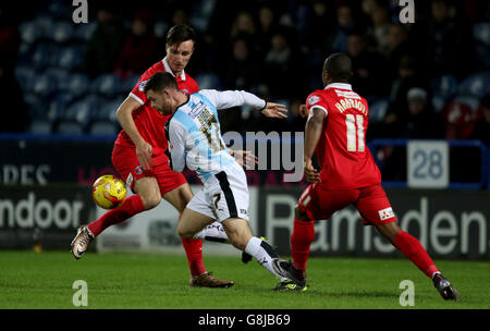 Harry Bunn de la ville de Huddersfield passe devant Callum Harriott de Charlton Athletic Banque D'Images