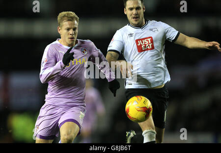 Derby County v Reading - Championnat de pari de ciel - Stade iPro.Jason Shackell (à droite) du comté de Derby et Matej Vydra de Reading se battent pour le ballon. Banque D'Images