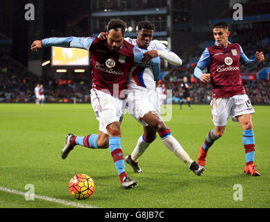 Joleon Lescott (à gauche) d'Aston Villa et Wilfried Zaha de Crystal Palace se battent pour le ballon lors du match de la Barclays Premier League à Villa Park, Birmingham. Banque D'Images