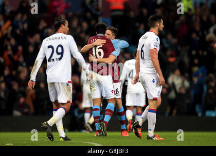 Aston Villa v Crystal Palace - Barclays Premier League - Villa Park.Joleon Lescott (à gauche) et Ciaran Clark d'Aston Villa célèbrent après le match de la Barclays Premier League à Villa Park, Birmingham. Banque D'Images