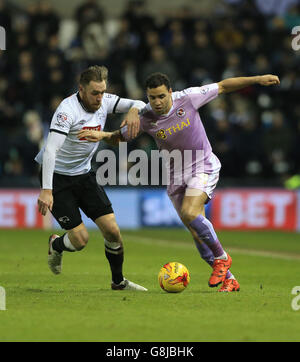 Richard Keogh du comté de Derby (à gauche) et Hal Robson-Kanu de Reading se battent pour le ballon. Banque D'Images