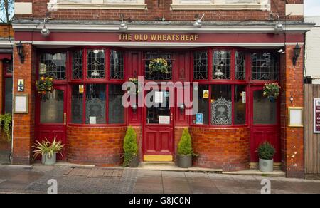 Photo non publiée du 8/1/2016 du pub Old Wheatsheaf, à Enfield, Londres, où a eu lieu l'échange de butin tiré de Hatton Garden Bluny. Carl Wood, William Lincoln et Hugh Doyle ont été condamnés au tribunal de la Couronne de Woolwich pour avoir participé à l'opération de raid de Hatton Garden, considéré comme le plus grand cambriolage de l'histoire juridique britannique au cours duquel des bijoux et des objets de valeur d'une valeur estimée à Acirc; et livre;14 millions ont été volés. Banque D'Images