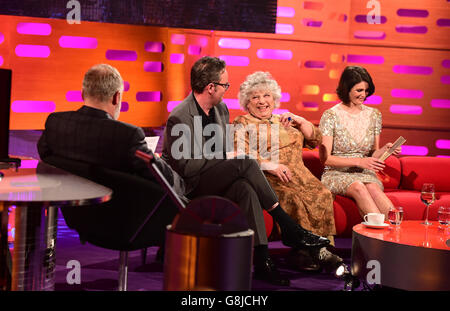 (De gauche à droite) Graham Norton, Matthew Perry, Miriam Margolyes et Gemma Arterton pendant le tournage du Graham Norton Show aux London Studios, dans le sud de Londres, devant être diffusé sur BBC One vendredi soir. Banque D'Images