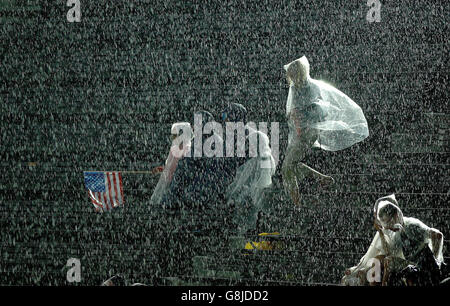 Athlétisme - Championnats du monde d'athlétisme de l'IAAF - Helsinki 2005 - Stade olympique. La pluie torrentielle retarde le programme. Banque D'Images