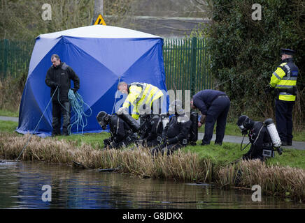 Des membres de l'unité sous-aqua de Garda sur la scène près du village d'Ardclough, Co Kildare, où un corps a été trouvé à l'intérieur d'un conteneur jeté dans le Grand Canal hier. Banque D'Images