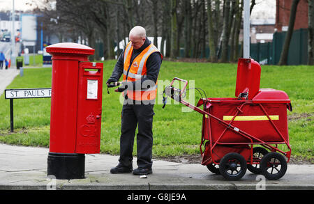 Un postier recueille un message d'une boîte postale sur le chemin St-Paul à Middlesbrough. Banque D'Images