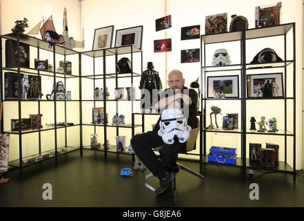 Darryll Jones, de Milton Keynes, fait partie de sa collection de figurines Star Wars lors d'une exposition pop up des onze collectionneurs britanniques « les plus obsessionnels » à l'archiviste de Londres. Banque D'Images