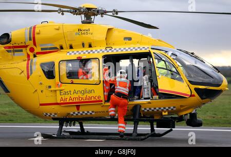 Jemma Varela, membre de l'équipage de l'Ambulance aérienne d'East Anglian, se rend à l'hélicoptère après que l'équipage a reçu un appel pour assister à un accident de la route à Fakenham, dans le Norfolk. Les équipages de l'organisme de bienfaisance de l'ambulance aérienne où le duc de Cambridge travaille comme pilote ont déménagé dans une nouvelle base qui devrait aider à améliorer leurs capacités de sauvetage. Banque D'Images