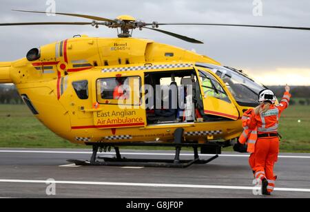 Jemma Varela, membre de l'équipage de l'Ambulance aérienne d'East Anglian, se rend à l'hélicoptère après que l'équipage a reçu un appel pour assister à un accident de la route à Fakenham, dans le Norfolk. Les équipages de l'organisme de bienfaisance de l'ambulance aérienne où le duc de Cambridge travaille comme pilote ont déménagé dans une nouvelle base qui devrait aider à améliorer leurs capacités de sauvetage. Banque D'Images